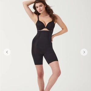 SPANXsculpt™ OnCore
High-Waisted Mid-Thigh Short